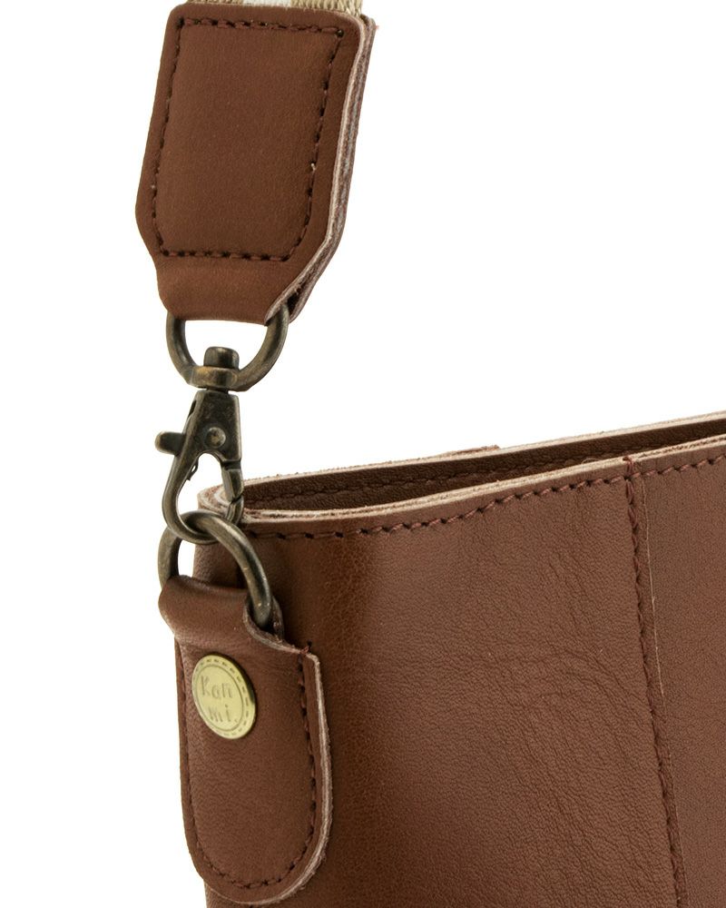 ショルダーバッグの色：ダークブラウン