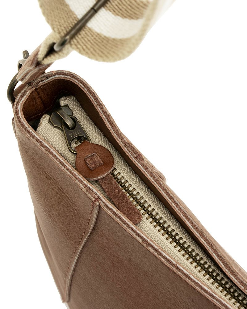 ショルダーバッグの色：ダークブラウン