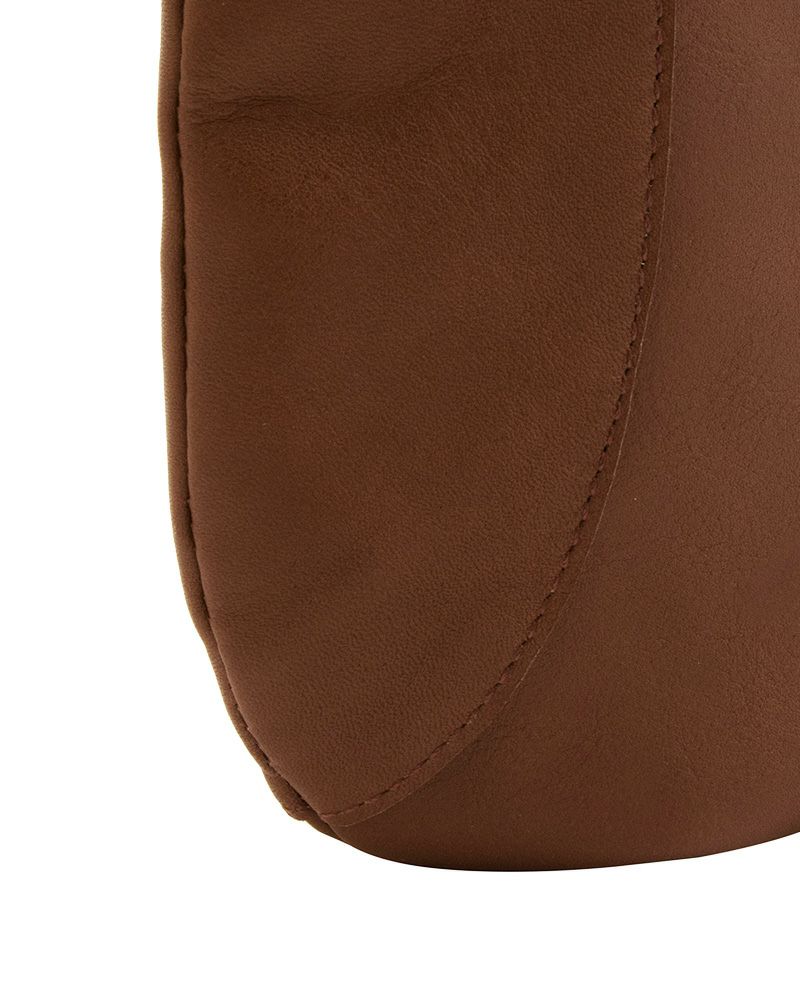 ショルダーバッグの色：ダークブラウン