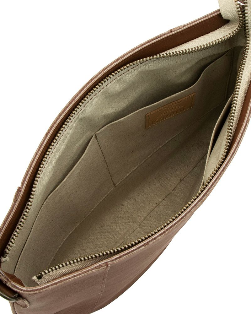 ショルダーバッグの色：ダークブラウン