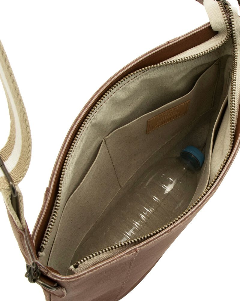 ショルダーバッグの色：ダークブラウン