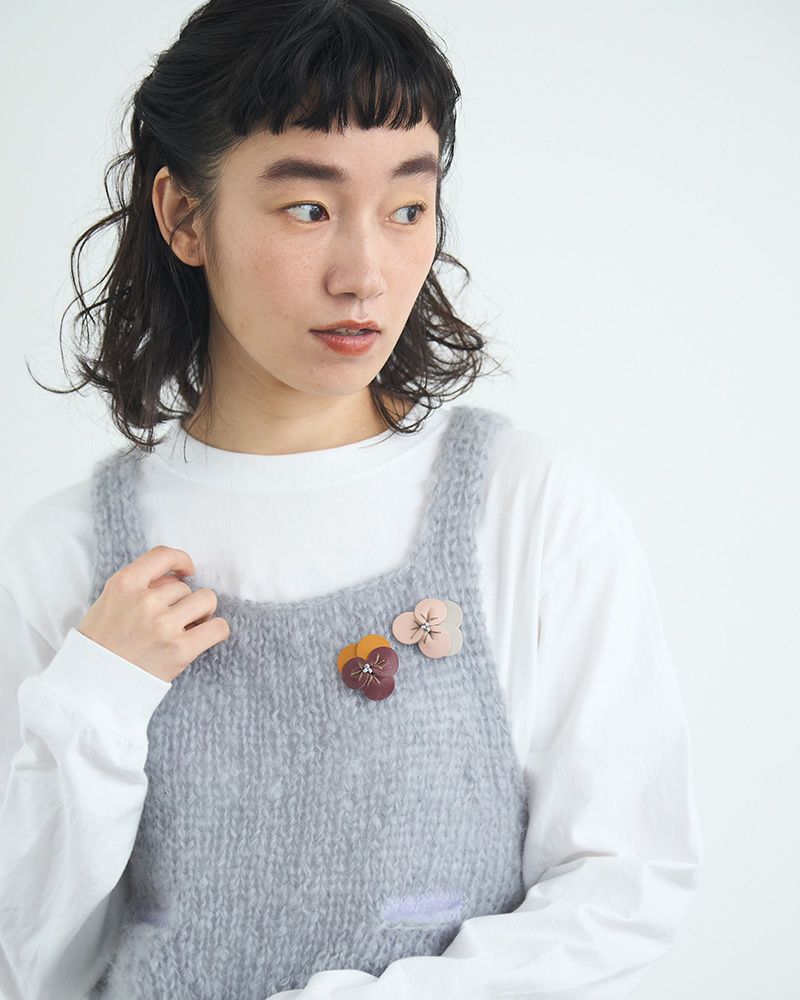 ブローチの色：左から　スミレ×マスタード・ベビーピンク×クモリゾラ
