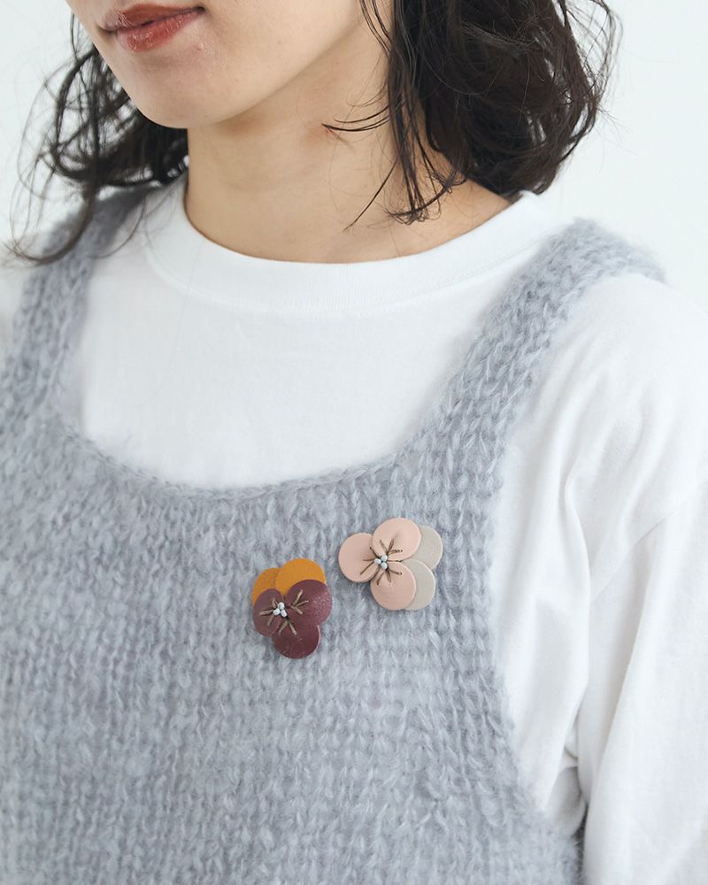 ブローチの色：左から　スミレ×マスタード・ベビーピンク×クモリゾラ