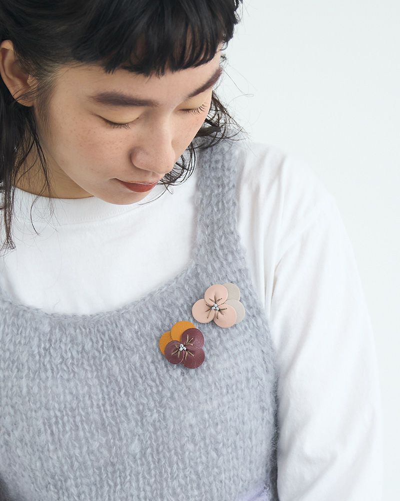 ブローチの色：左から　スミレ×マスタード・ベビーピンク×クモリゾラ