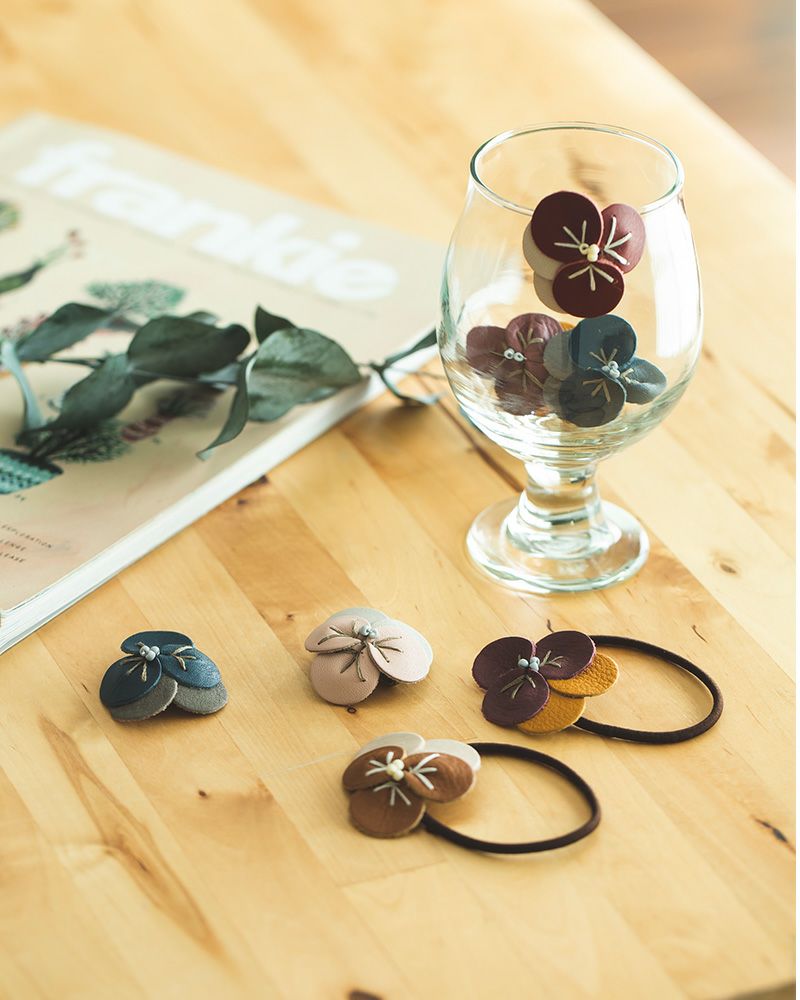 ヘアアクセサリーの色：上から　スミレ×マスタード・アッシュグレー×バニラ　/　ブローチの色：上から　チェリーレッド×バニラ・ネイビー×ピュアグレー・スミレ×マスタード・ベビーピンク×クモリゾラ・ネイビー×ピュアグレー