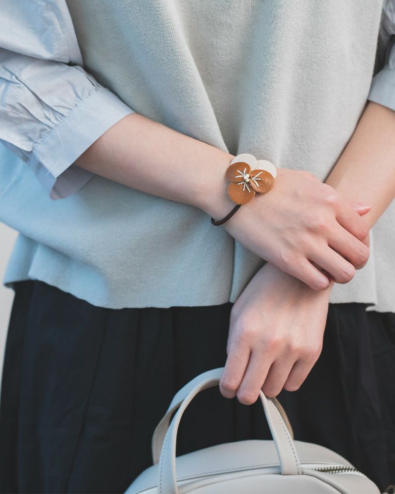 ヘアアクセサリーの色：アッシュグレー×バニラ