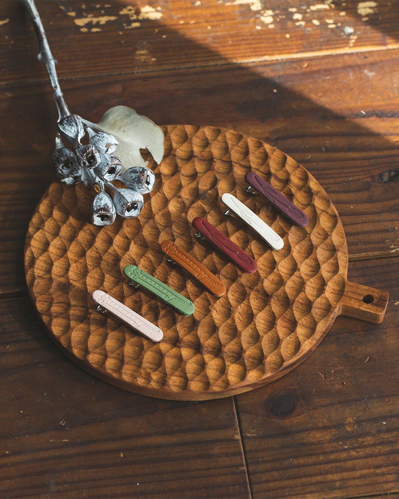 ヘアアクセサリーの色：右から　（ねこじゃらし）スミレ・バニラ・チェリーレッド/（ながーいねこ）キャラメル・リーフグリーン・ベビーピンク