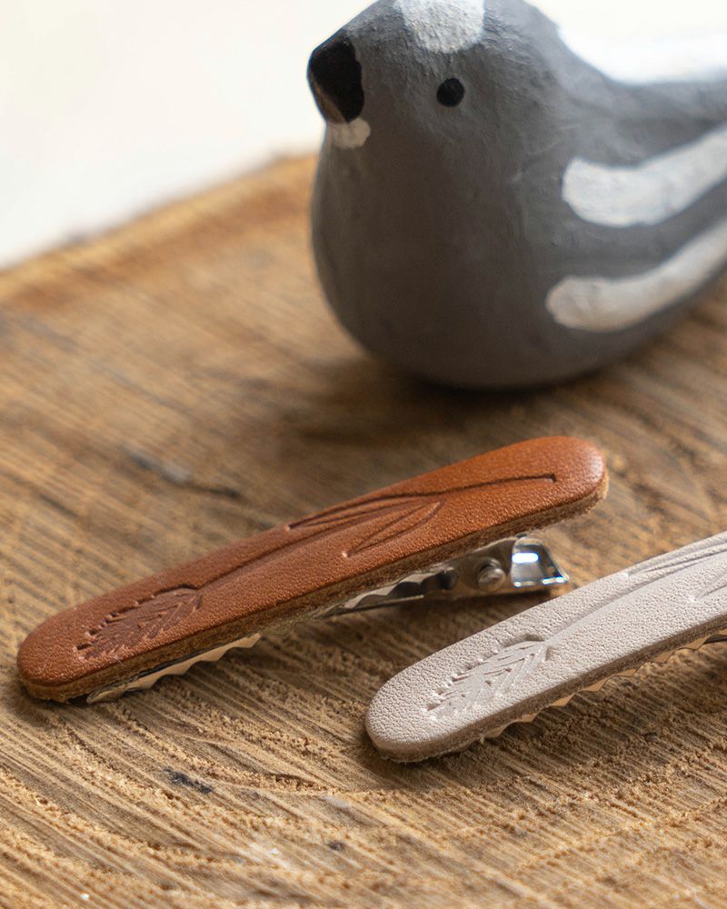 ヘアアクセサリーの色：左から　キャラメル・バニラ