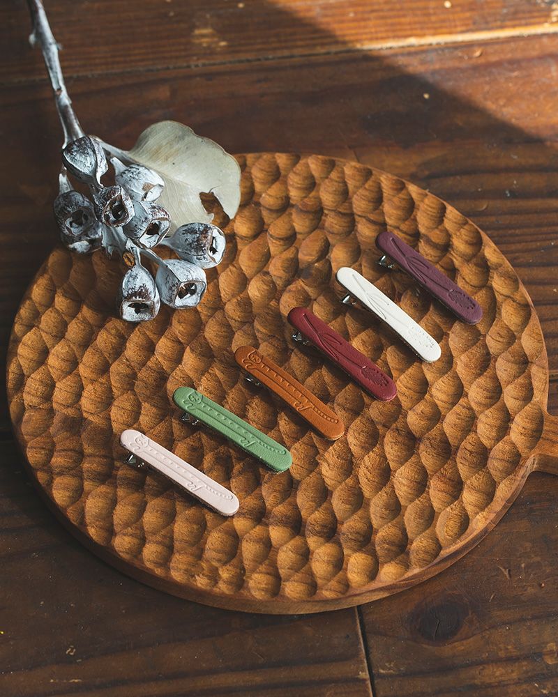 ヘアアクセサリーの色：右から　（ねこじゃらし）スミレ・バニラ・チェリーレッド/（ながーいねこ）キャラメル・リーフグリーン・ベビーピンク