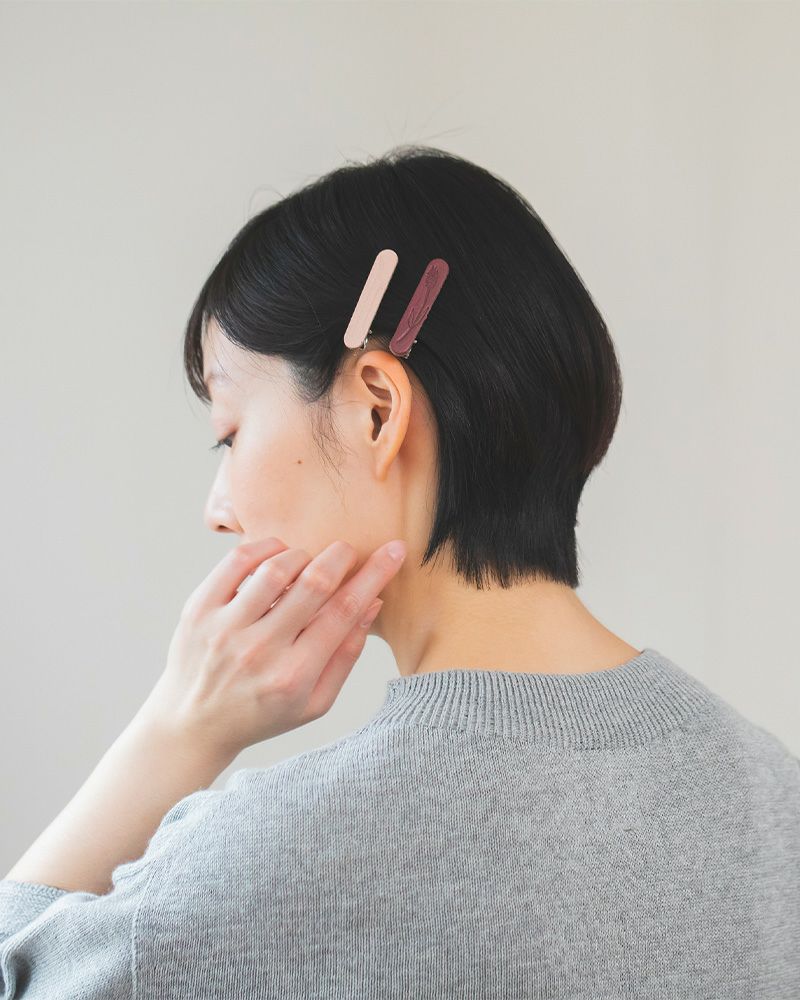 ヘアアクセサリーの色：右から　スミレ・ベビーピンク（ながーいねこ）