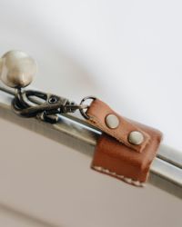 口金キーパーの色：キャメル