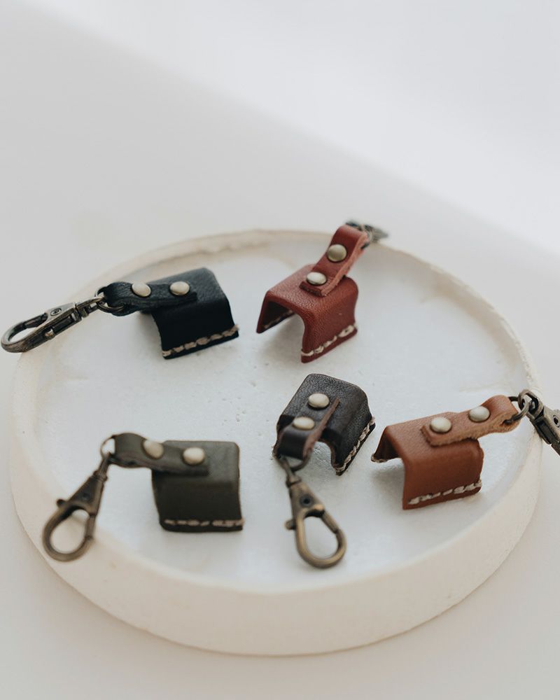 口金キーパーの色：左上から時計回りに　クロ・レッド・キャメル・ダークブラウン・グリーン