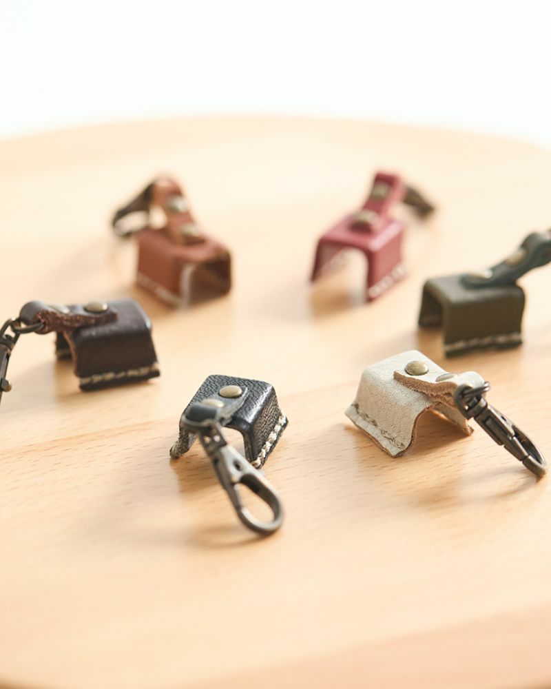 口金キーパーの色：上から時計回りに　レッド・　グリーン・クリーム・クロ・ダークブラウン・キャメル