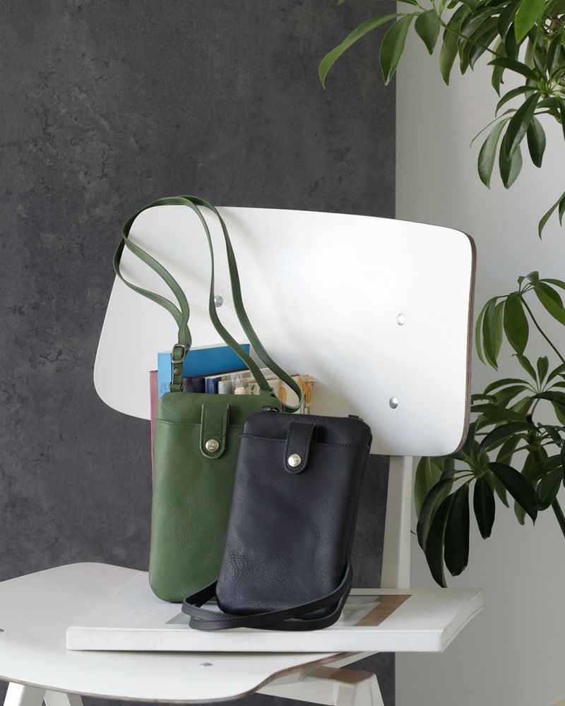 ポシェットの色：右から　クロ・グリーン