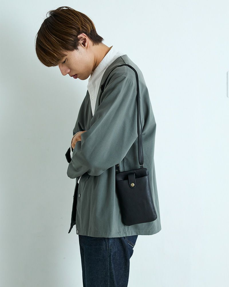 ユニセックスで使える、防水レザーポシェット