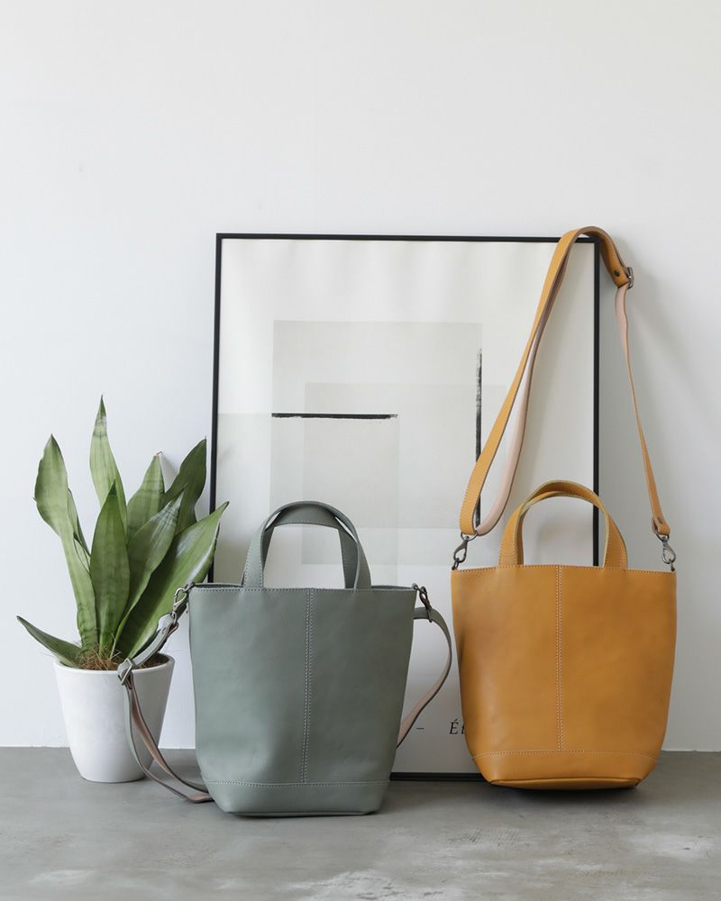 itsu mono 2WAYバッグ／左：キャットブルー／右：マスタード