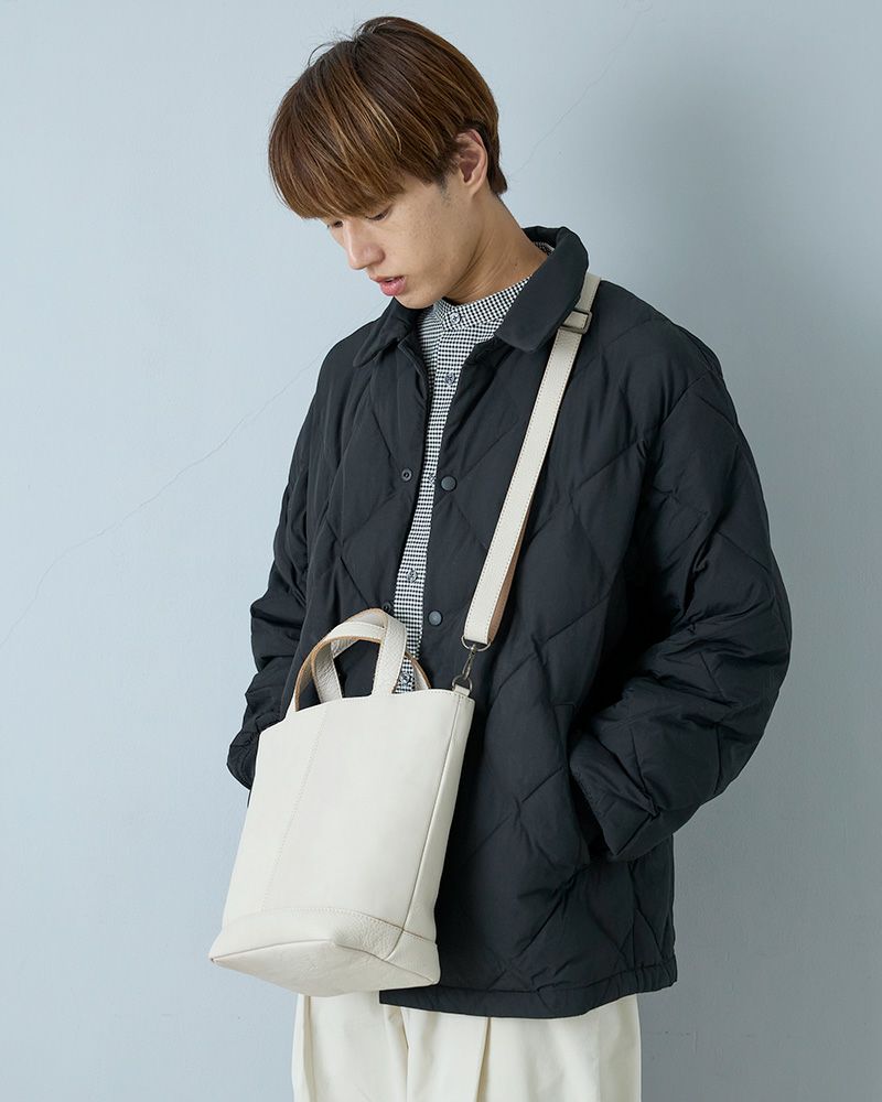 シンプルだからカッコよく決まる、2WAYのレザーショルダー