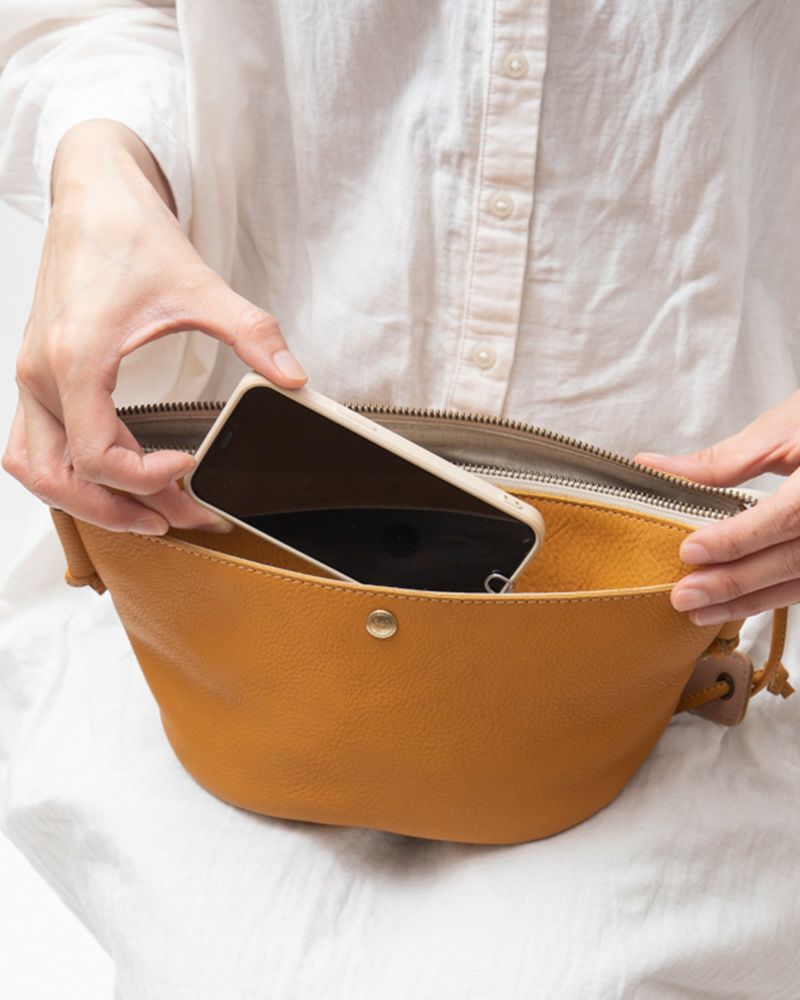 ポシェットの色：マスタード