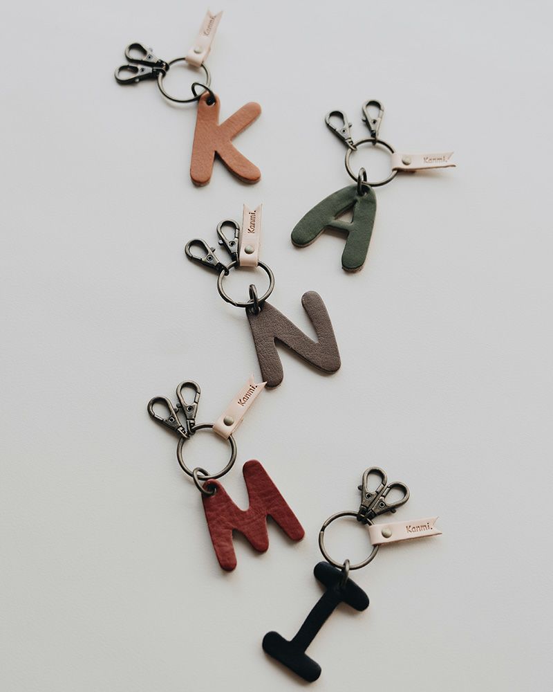 キーチャームの色：上から　キャメル・グリーン・モカグレー・レッド・ブラック