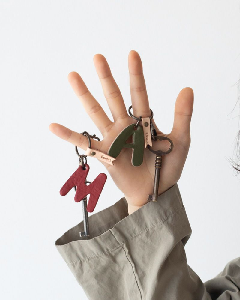 キーチャームの色：左から　レッド・グリーン