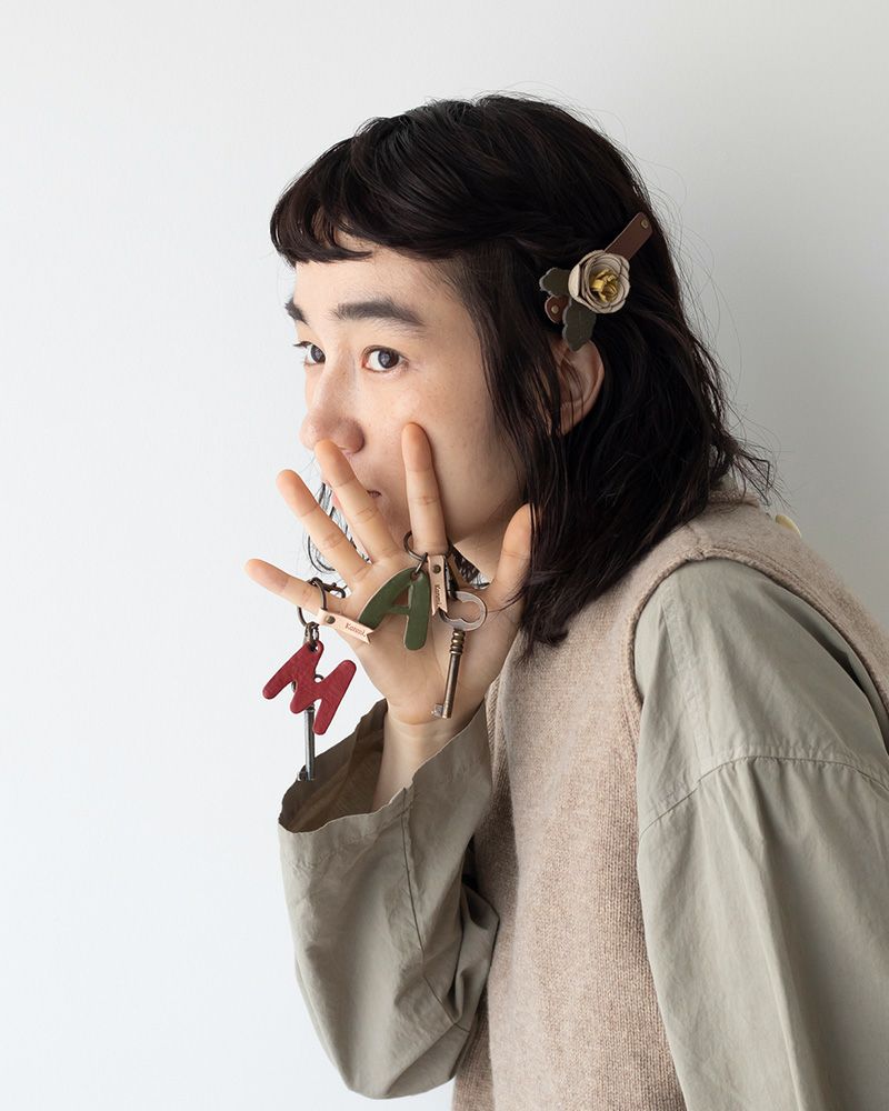 キーチャームの色：左から　レッド・グリーン