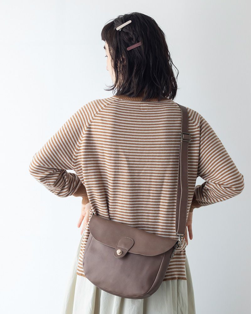 ショルダーバッグの色：モカグレー