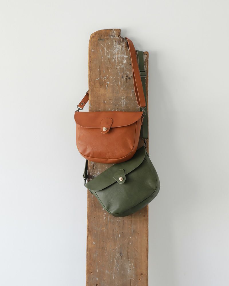 ショルダーバッグの色：上から　キャメル・グリーン