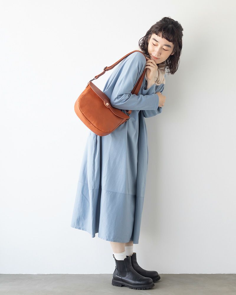 ショルダーバッグの色：キャメル
