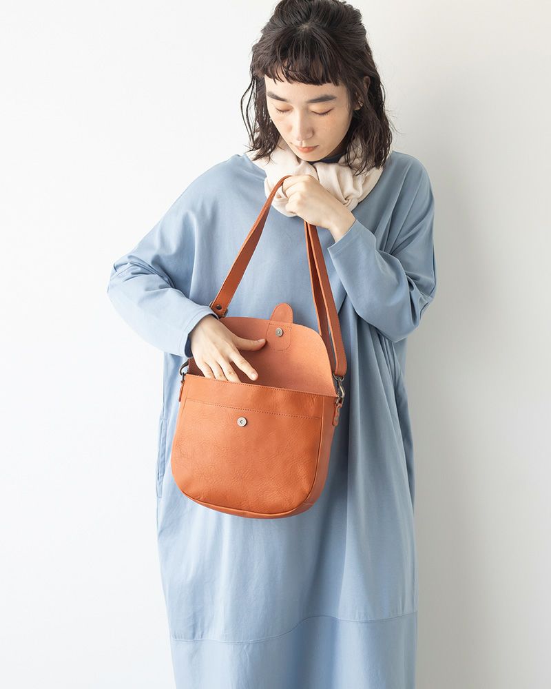 ショルダーバッグの色：キャメル