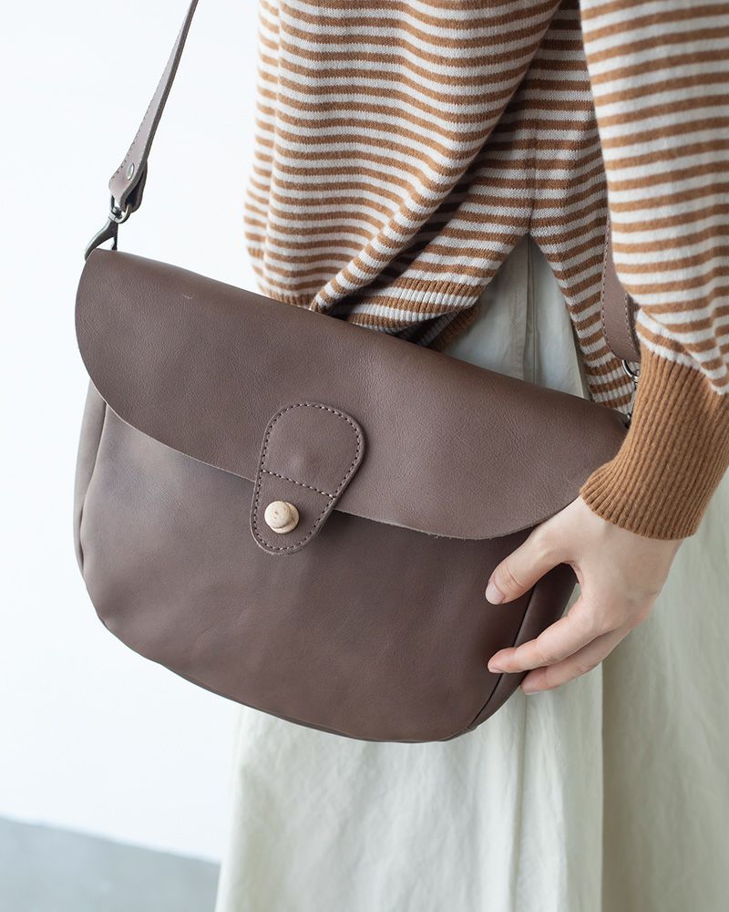 ショルダーバッグの色：モカグレー
