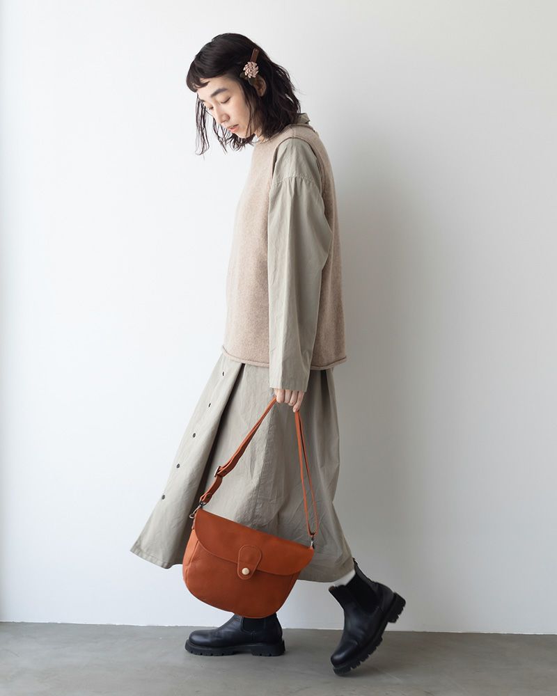 ショルダーバッグの色：キャメル
