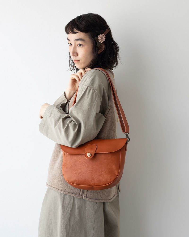 ショルダーバッグの色：キャメル