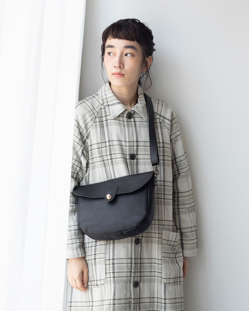 ショルダーバッグの色：クロ