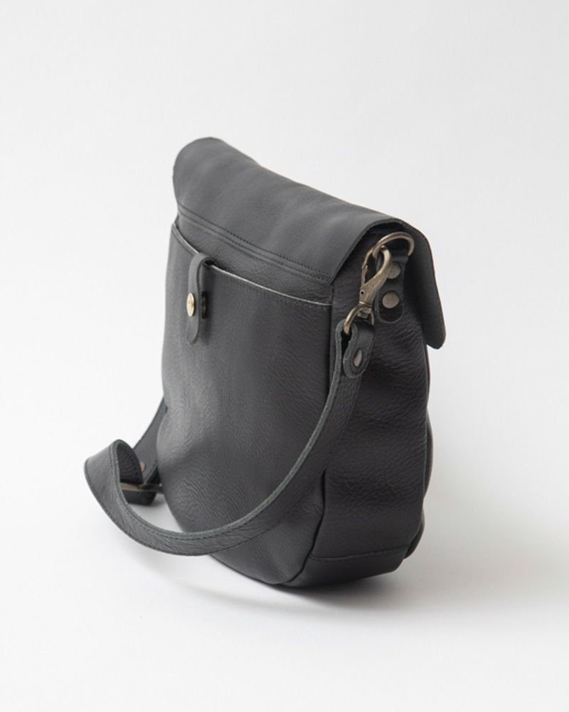 ショルダーバッグの色：クロ