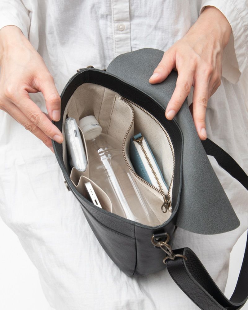 ショルダーバッグの色：クロ