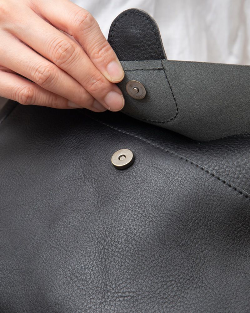 ショルダーバッグの色：クロ