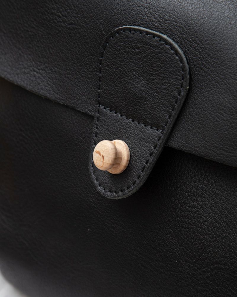 ショルダーバッグの色：クロ