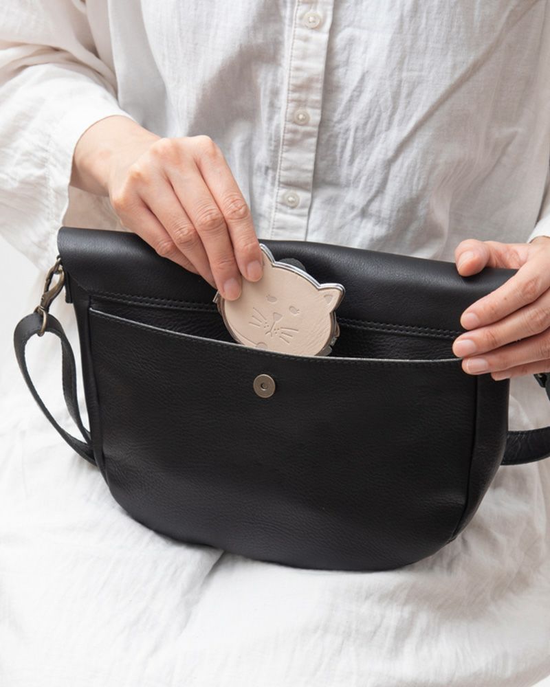 ショルダーバッグの色：クロ