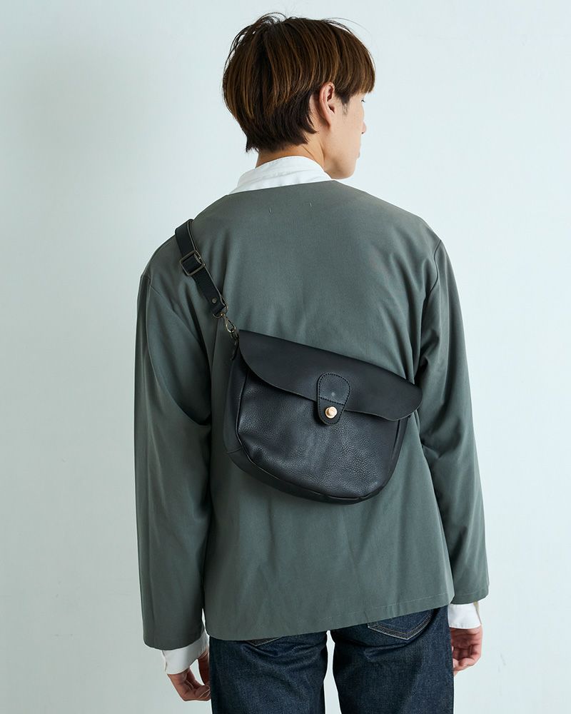 木を使ったマグネットホックがワンポイント