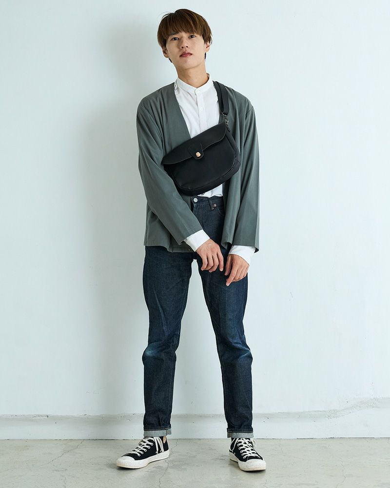 男性も使える、優しい風合いのショルダーバッグ