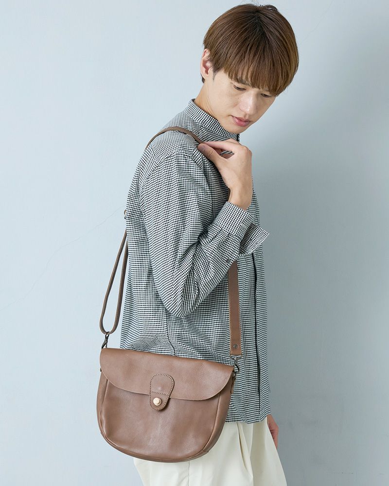 木と革のぬくもりあふれる、ショルダーバッグ