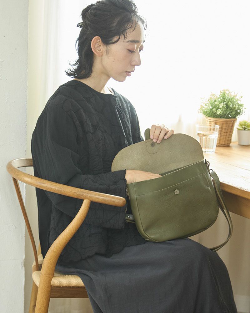 木と革のぬくもりあふれる、ショルダーバッグ