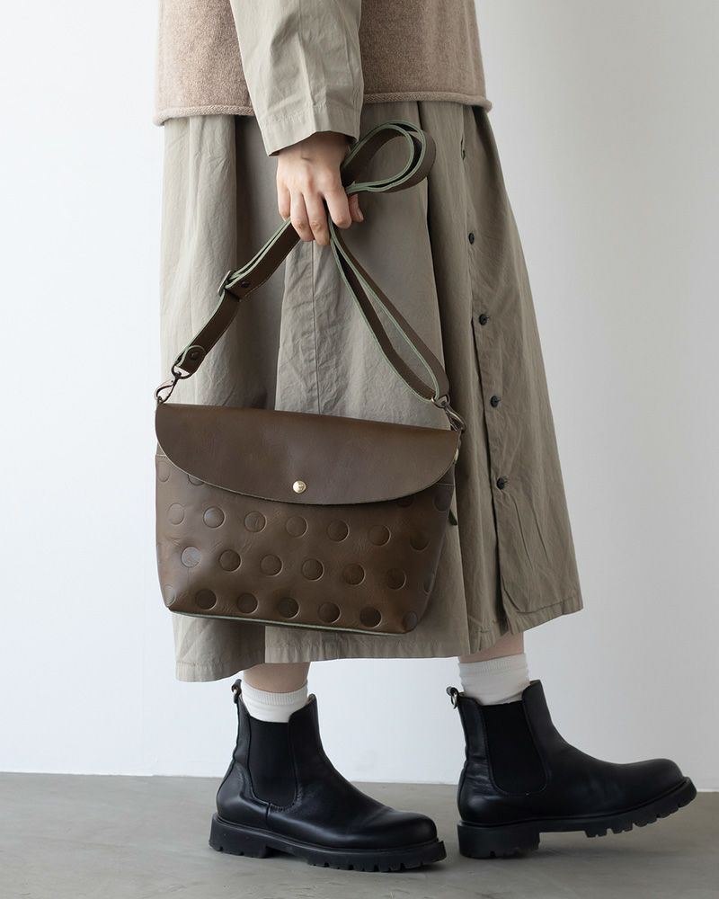 ショルダーバッグの色：オリーブグリーン