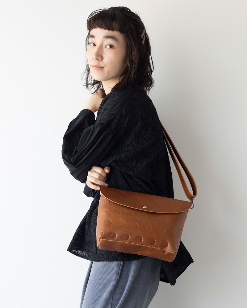 ショルダーバッグの色：ダークブラウン