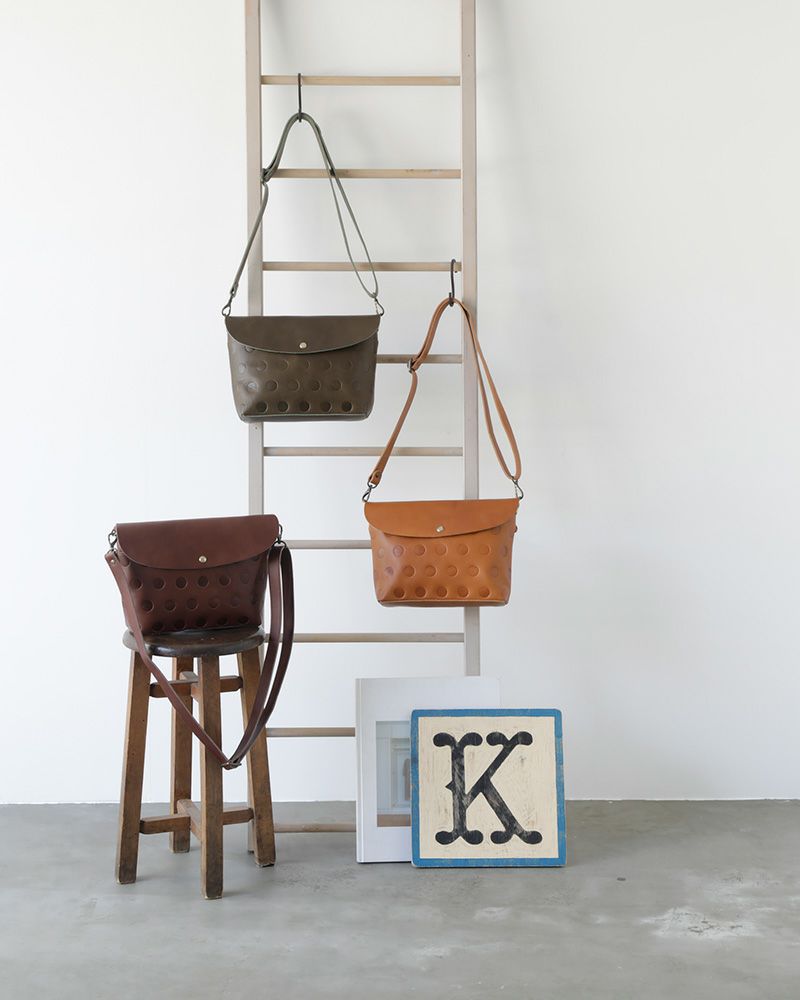 ショルダーバッグの色：上から　オリーブグリーン・キャラメル・ダークブラウン