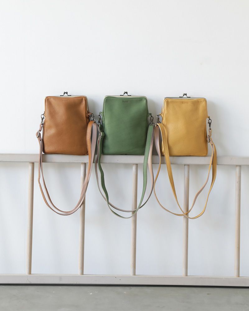 がま口ポシェットの色：左から　ミルクチョコ・リーフグリーン・キャラメル