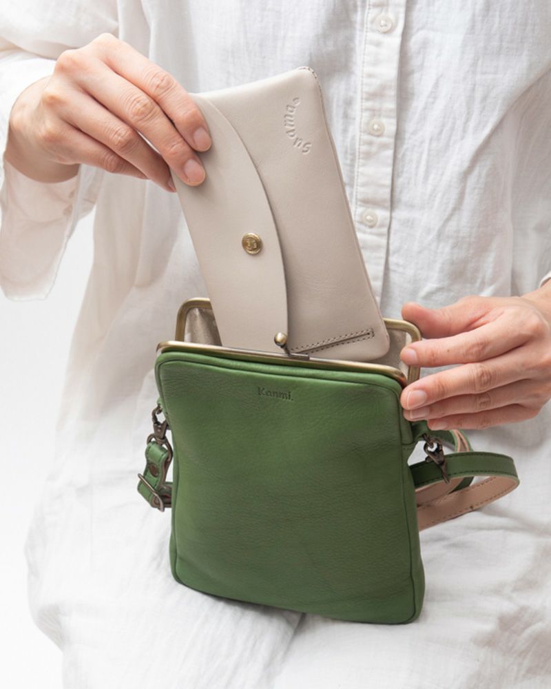 がま口ポシェットの色：リーフグリーン