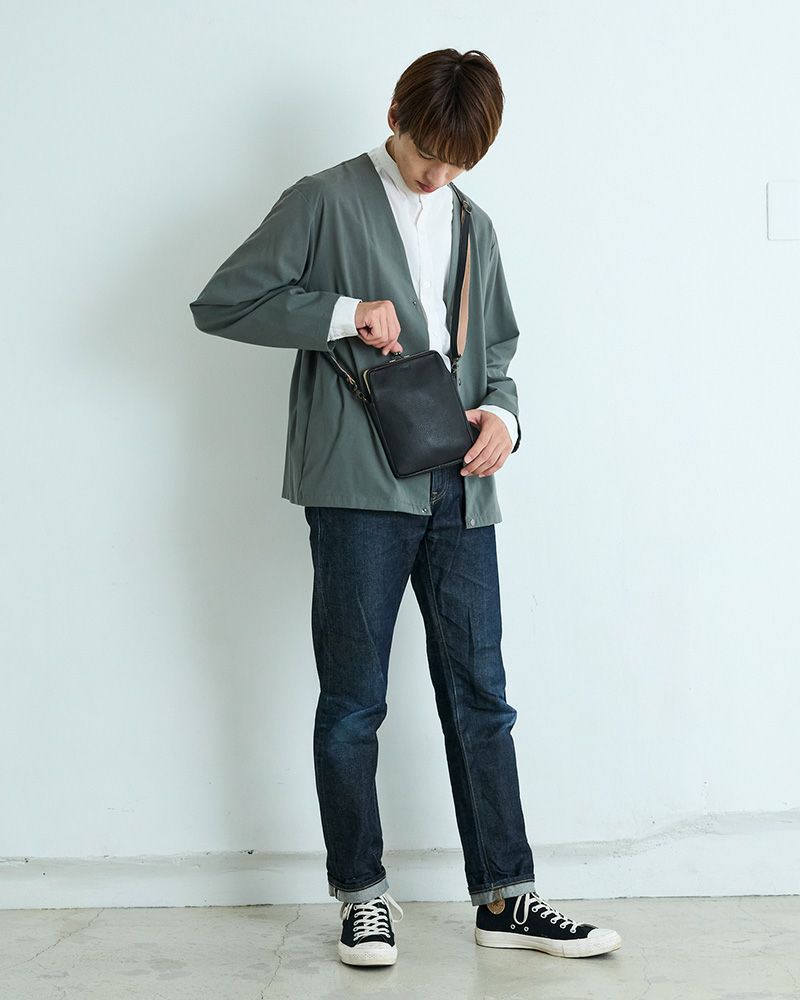 男性も使える、本革ポシェット