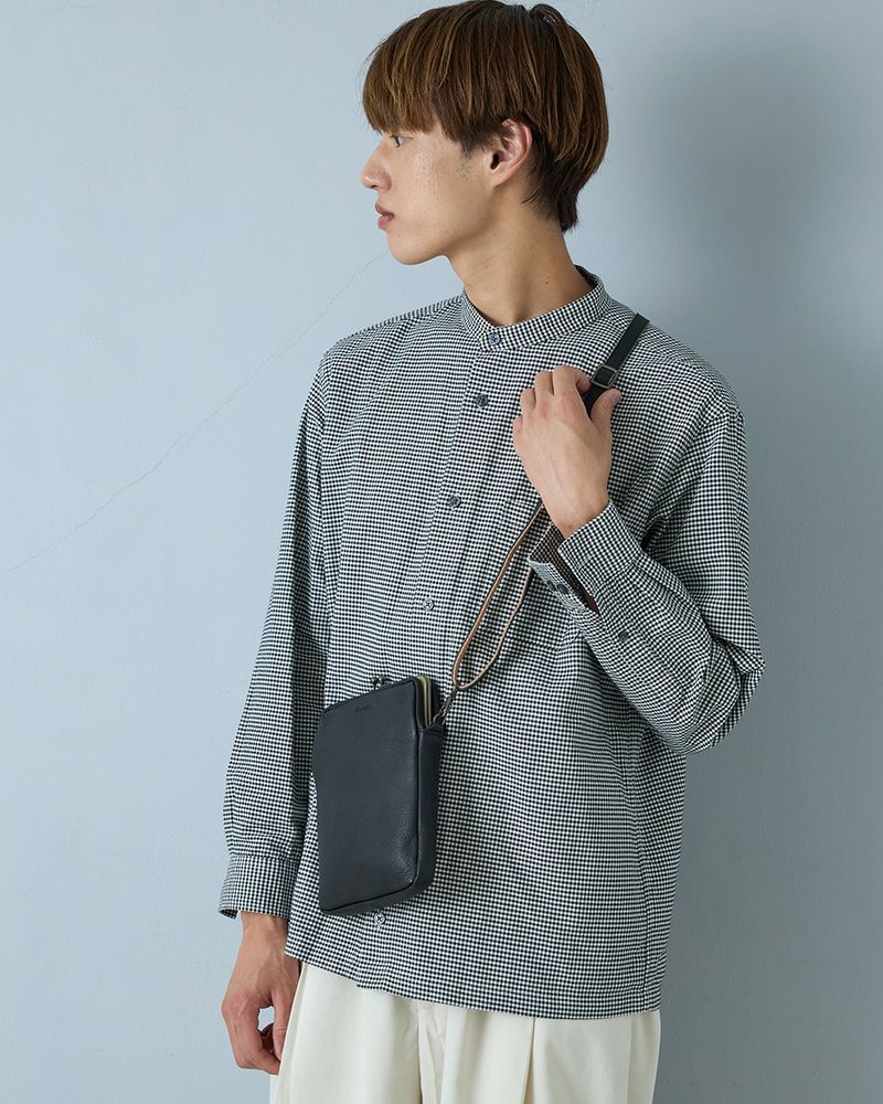 ユニセックスで使えるレザーポシェット