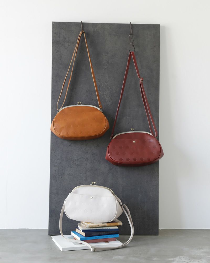 がま口ショルダーバッグの色：上から　キャラメル・チェリーレッド・バニラ